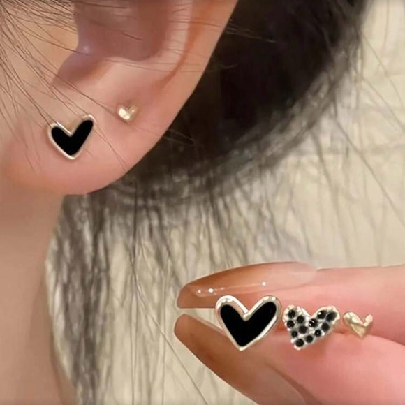 New Elegant Black And Gold Mini Heart Hypoallergenic Earrings